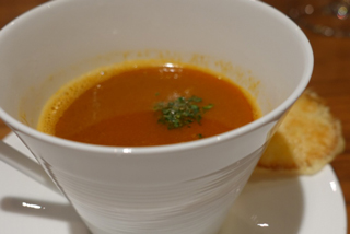スープ（2種類より選ぶ、海老の香りのきいたスープドポワソンはシェフのスペシャリテ）